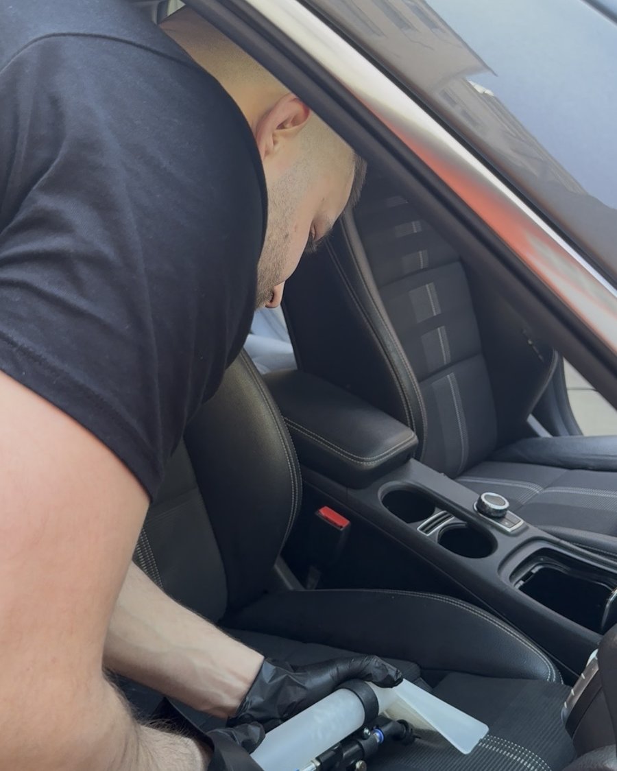 Autositzreinigung Pforzheim — PKW-Sitz wird mit Sprühextraktion gereinigt