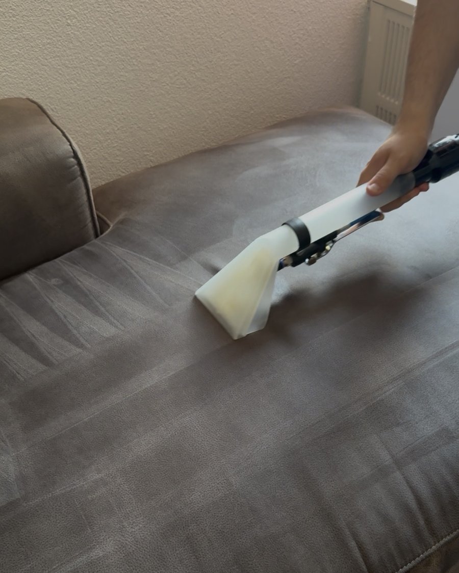 Polsterreinigung Pforzheim — Sofa wird mit Sprühextraktion gereinigt